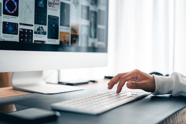 Homem trabalhando na mesa do computador em home office