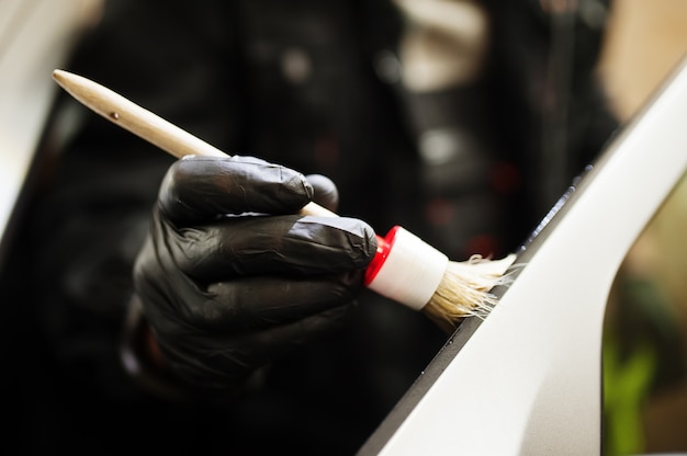 Foto homem trabalhando no carro detalhando de perto