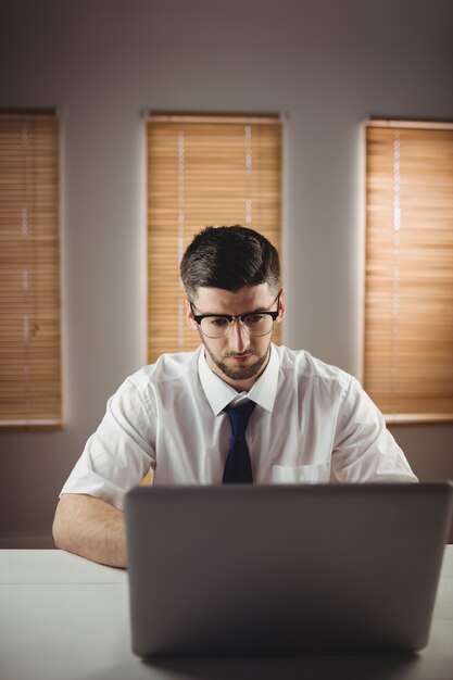 Homem trabalhando no escritório