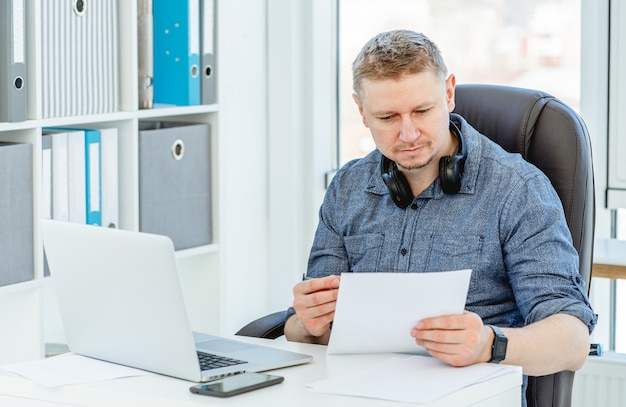 Homem trabalhando no escritório