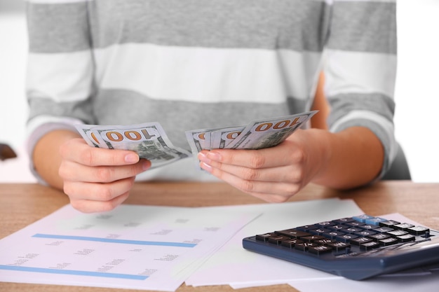 Foto homem trabalhando no relatório financeiro no closeup do escritório