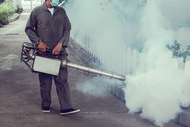 Homem trabalho nebulização para eliminar mosquitos