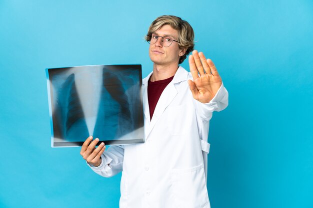 Homem traumatologista profissional fazendo gesto de parada