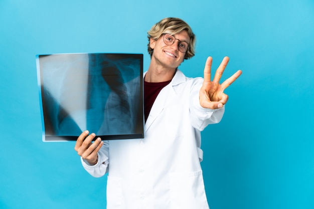 Foto homem traumatologista profissional feliz e contando três com os dedos