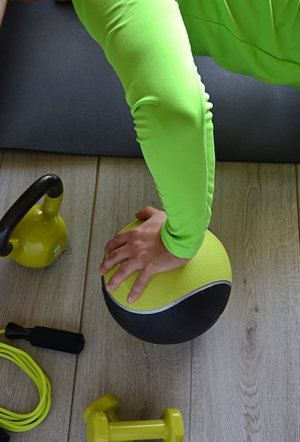 Foto homem treinando com kettlebell e medicine ball em casa