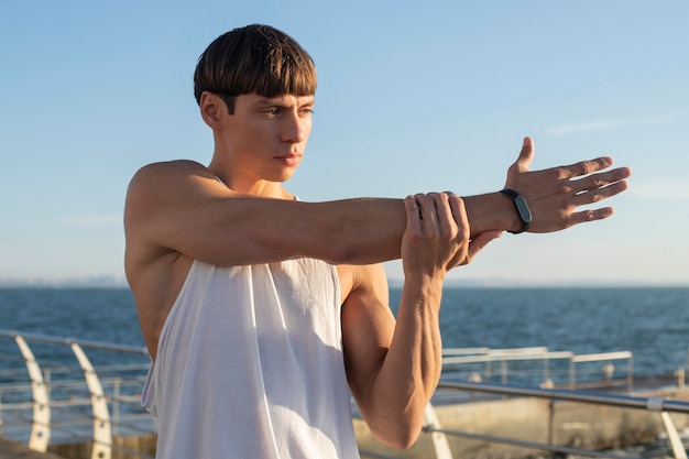 Foto homem treinando na praia