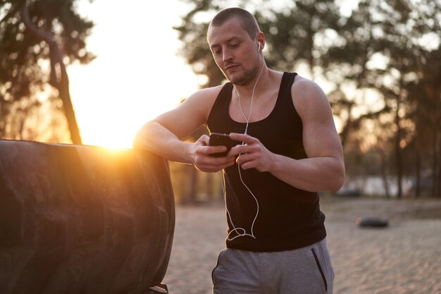 Homem treino ao ar livre na natureza