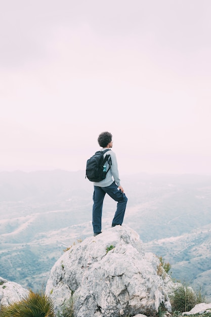 Foto homem, trekking, em, montanhas