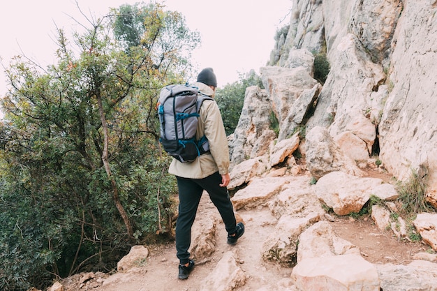 Homem, trekking, em, montanhas