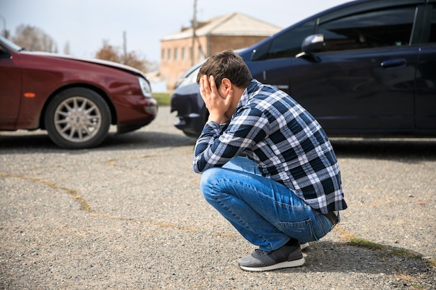 Homem triste e acidente de carro