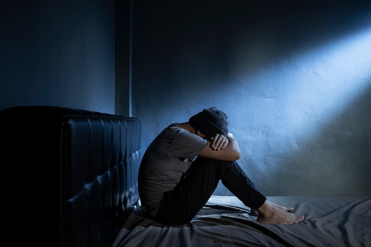 Foto homem triste no quarto escuro