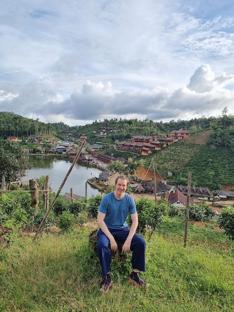 Homem turista em Ban Rak Thai, um assentamento chinês em Mae Hong Son Tailândia