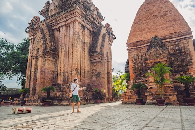 Homem turista no Vietnã Jornada de Po Nagar Cham Tovers pelo Vietnã