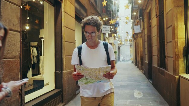 Foto homem turista procurando caminho com mapa estudante focado procurando a estrada correta