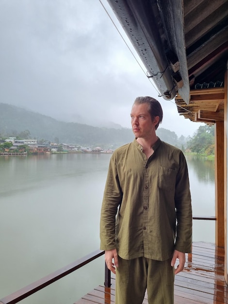 Homem turista vestindo roupas tradicionais em Ban Rak Thai um assentamento chinês em Mae Hong Son Tailândia