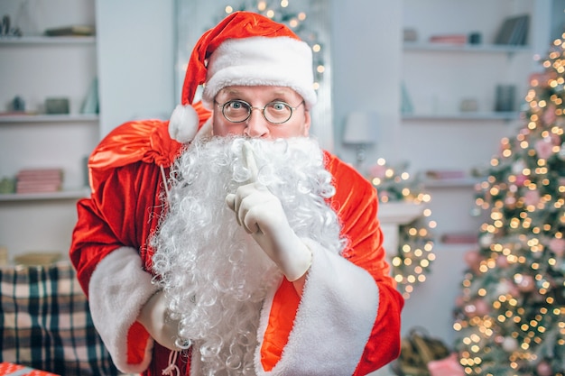 Homem usa fantasia de Papai Noel