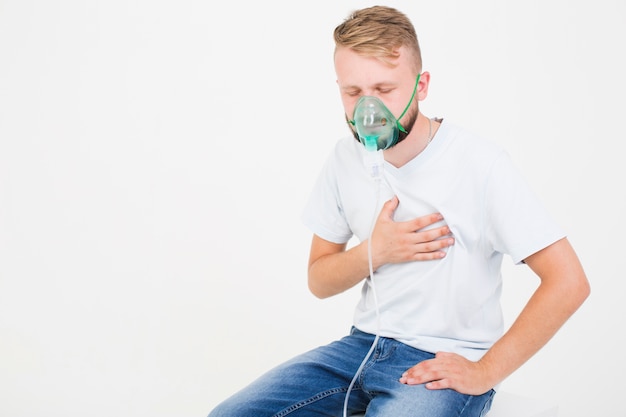 Homem, usando, asma, nebulizer