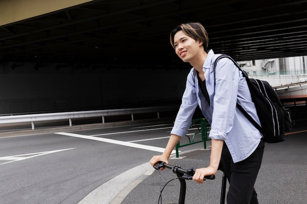 Homem usando bicicleta elétrica na cidade