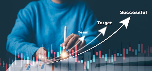 Homem usando caneta escrever projeto do mercado de ações ou gráfico de negociação forex e gráfico de velas adequado para investimento financeiro fundo de tendências de economia para ideia de negócio tecnologia de negócios corporativos