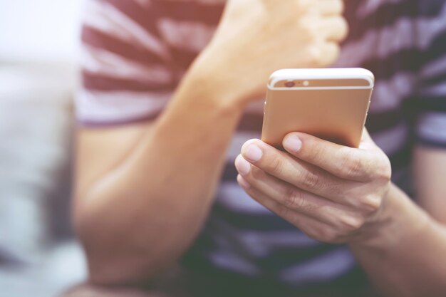 Homem usando celular na rua