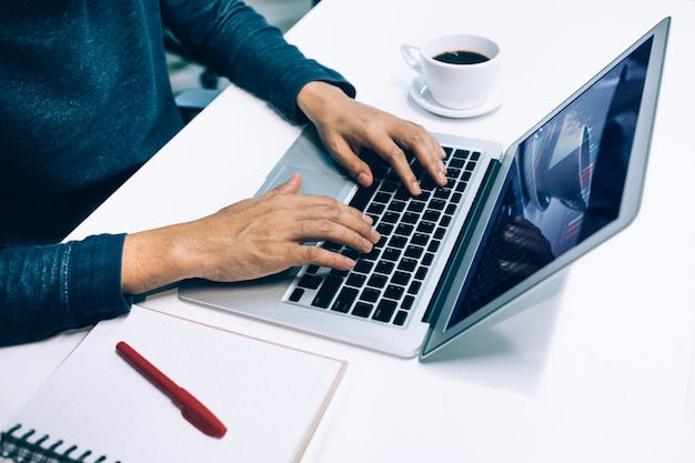 Homem usando computador laptop em conceitos de estilo de vida e organização de office.business