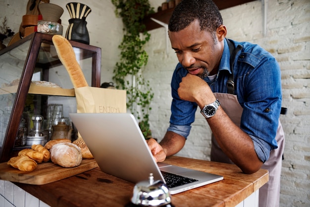 Homem, usando computador, laptop