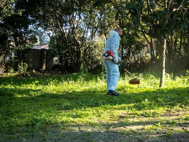 Homem usando cortador de escova