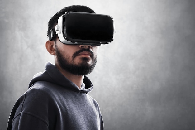 Homem usando fone de ouvido de realidade virtual