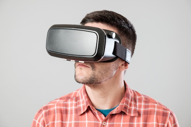 Homem usando fone de ouvido de realidade virtual