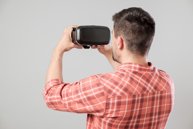 Homem usando fone de ouvido de realidade virtual