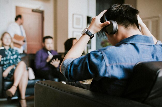 Foto homem usando fone de ouvido na sala de reuniões