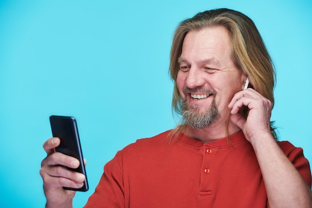 Homem usando fones de ouvido para falar no celular