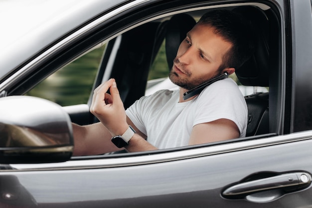 Foto homem usando iphone no carro