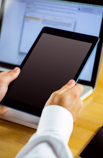 Homem usando laptop e tablet