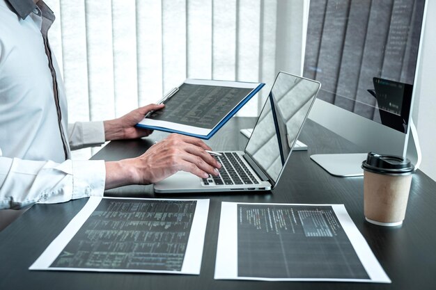 Homem usando laptop na mesa