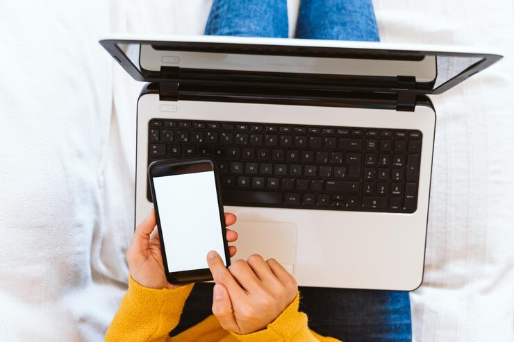 Foto homem usando laptop na mesa
