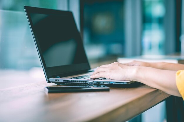 Foto homem usando laptop na mesa