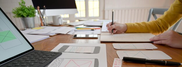 Foto homem usando laptop na mesa