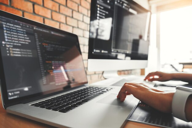 Foto homem usando laptop na mesa