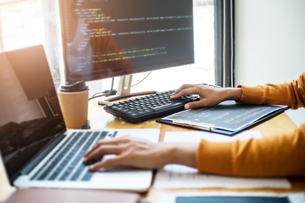 Homem usando laptop na mesa