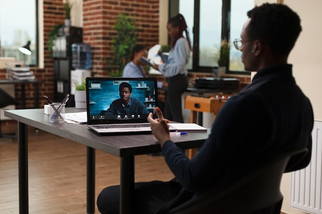 Foto homem usando laptop na mesa