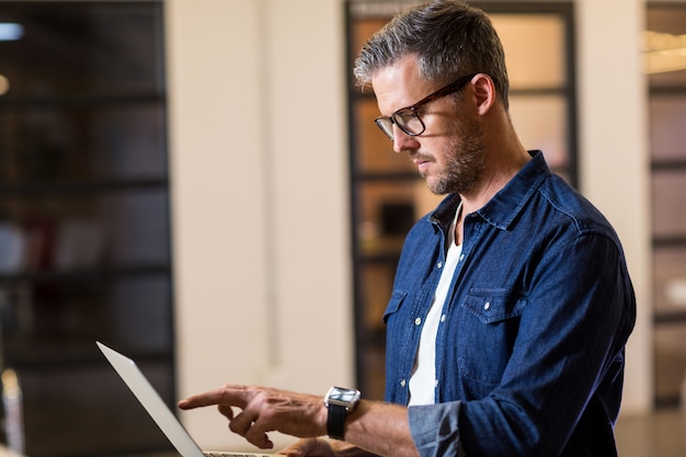 Foto homem usando laptop no escritório