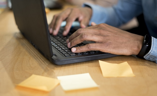 Foto homem usando laptop para trabalhar no escritório