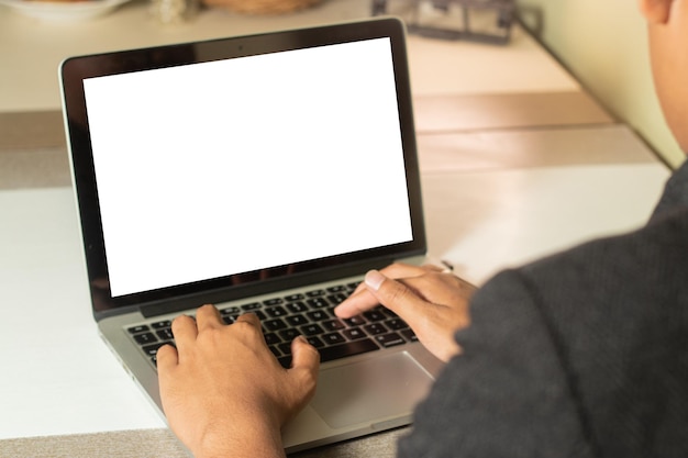 Homem usando laptop trabalhando em casa