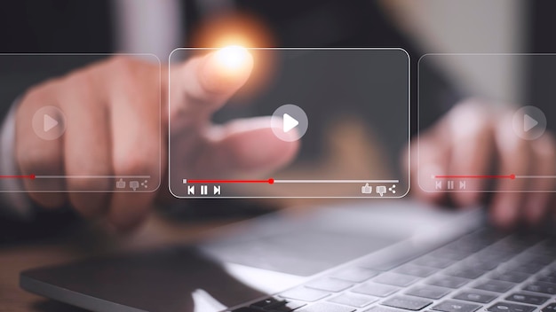 Homem usando mouse e teclado para streaming de vídeo on-line assistindo a um show ou tutorial ao vivo na internet