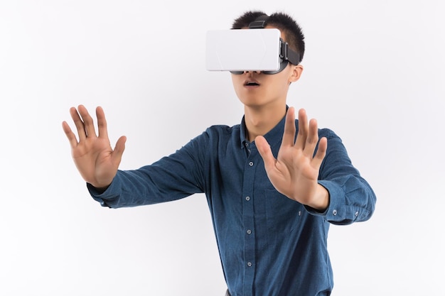 Homem usando o fone de ouvido da realidade virtual