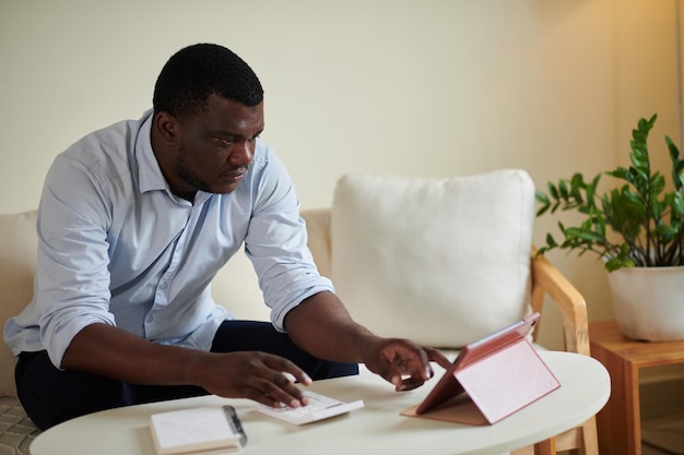 Homem usando o planejador de finanças on-line