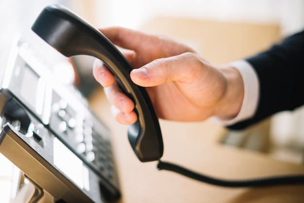 Foto homem usando o telefone no escritório