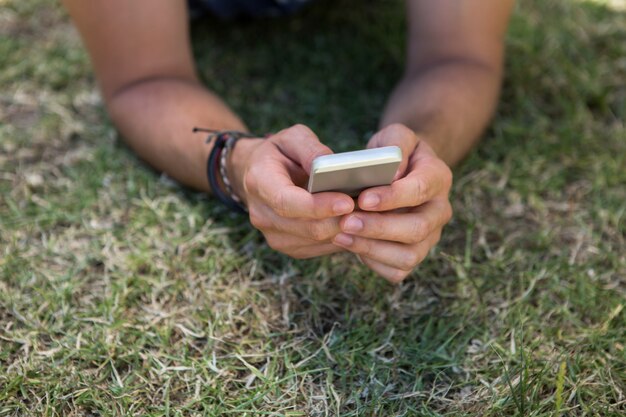 Homem usando o telefone no parque