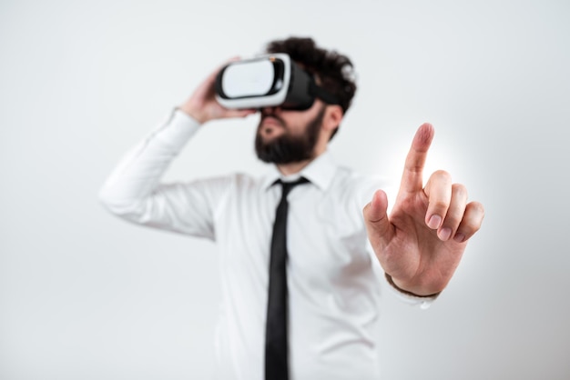 Homem usando óculos de realidade virtual e apontando mensagens importantes com um dedo empresário com óculos de realidade virtual e mostrando informações cruciais